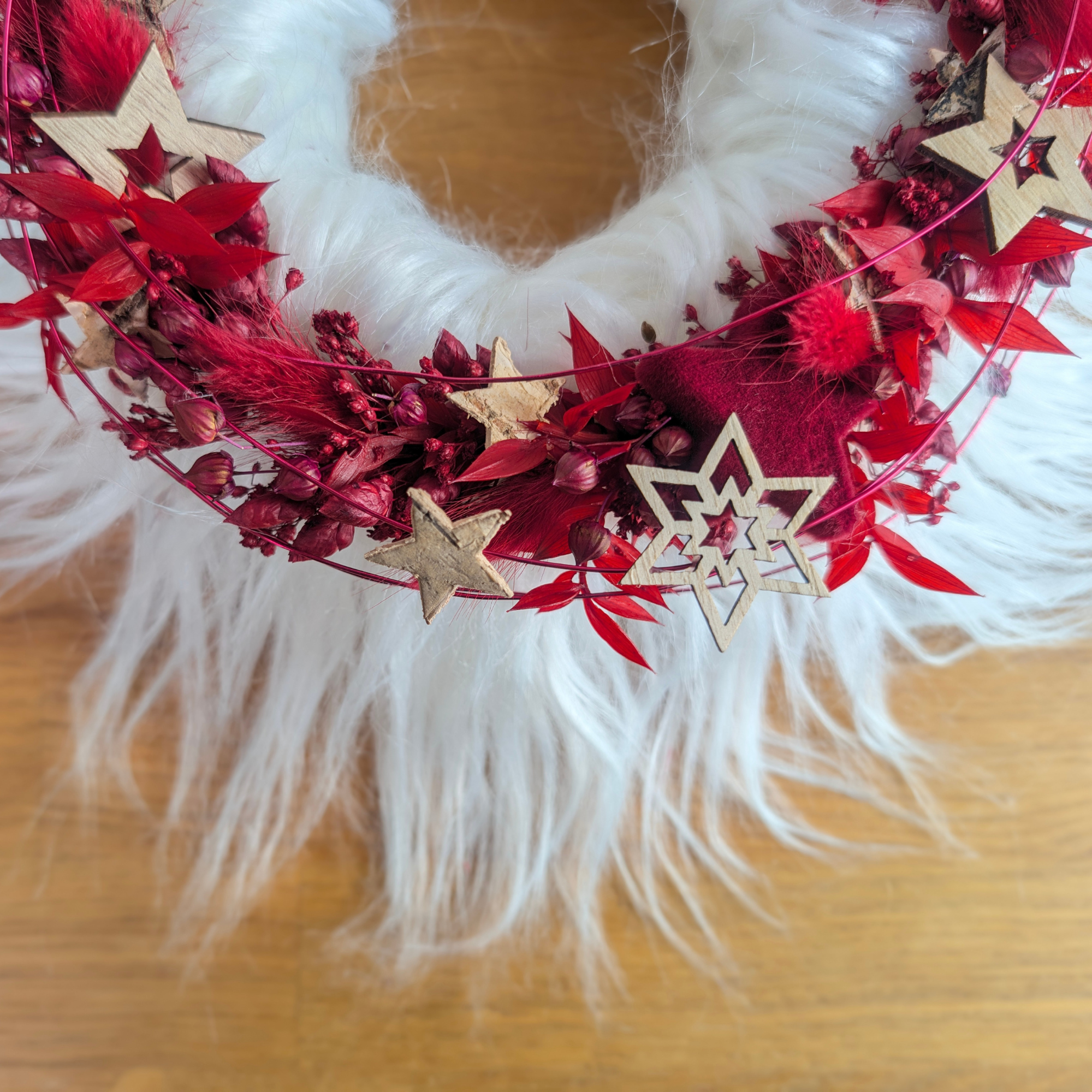 Weihnachtlicher Fellkranz mit Trockenblumen in Rot und Weiß – 29 cm – Bild 5