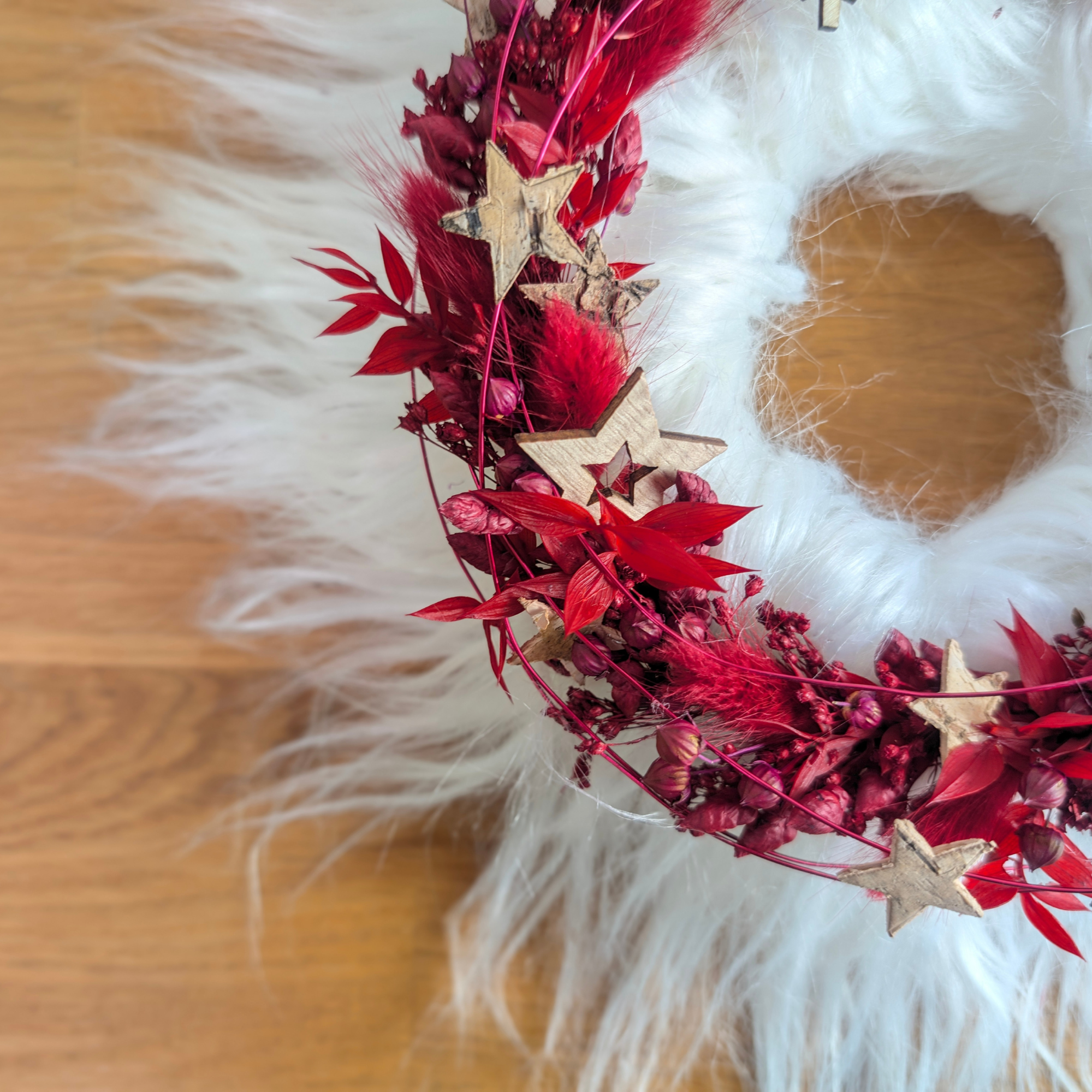 Weihnachtlicher Fellkranz mit Trockenblumen in Rot und Weiß – 29 cm – Bild 4