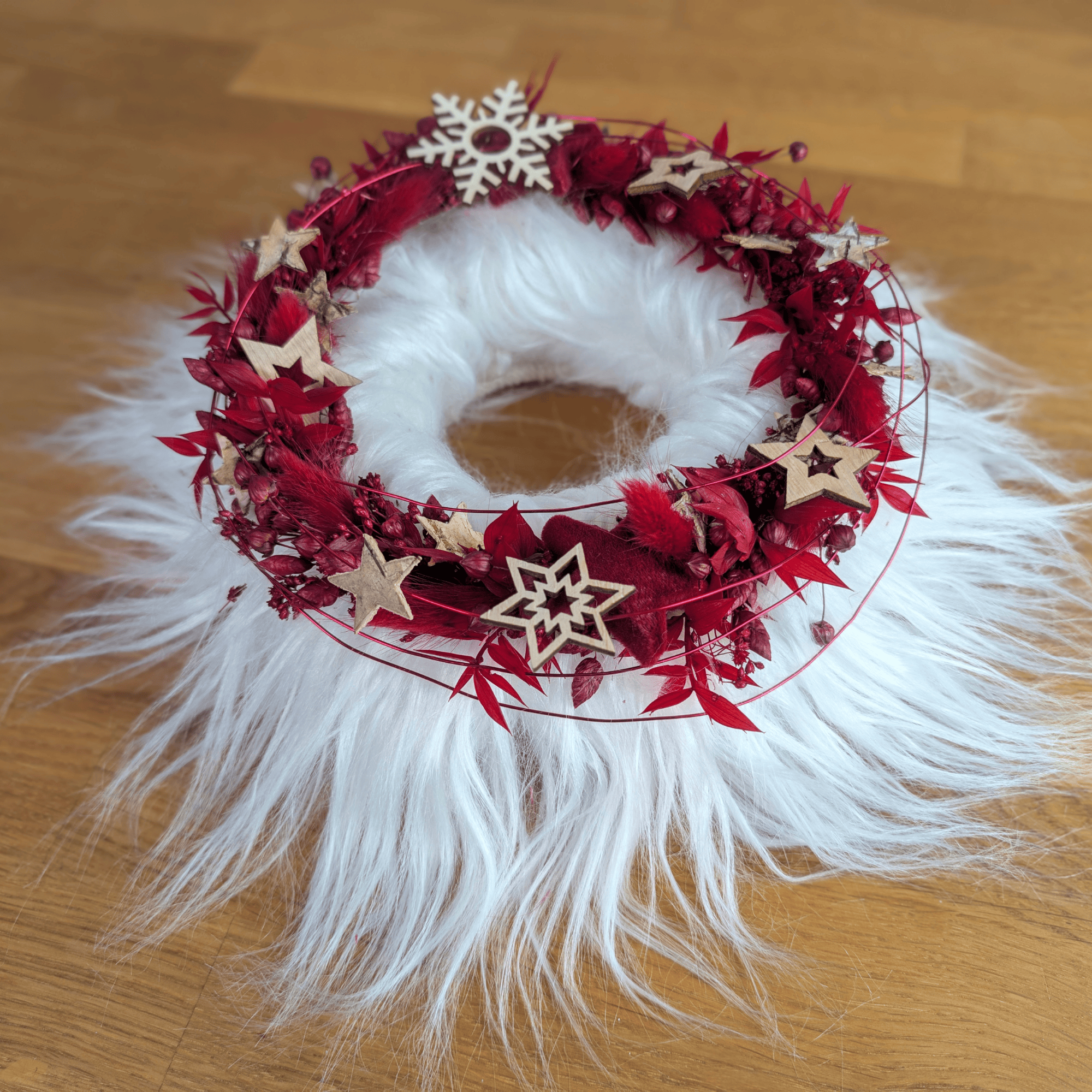 Weihnachtlicher Fellkranz mit Trockenblumen in Rot und Weiß – 29 cm – Bild 3