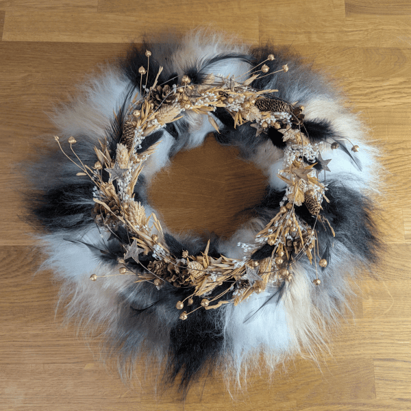 Weihnachtlicher Fellkranz mit Trockenblumen, Federn und Sternen – 38 cm