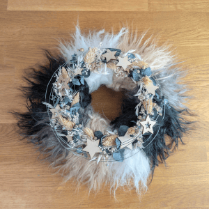 Weihnachtlicher Fellkranz mit Trockenblumen und Holzsternen &ndash; 30 cm