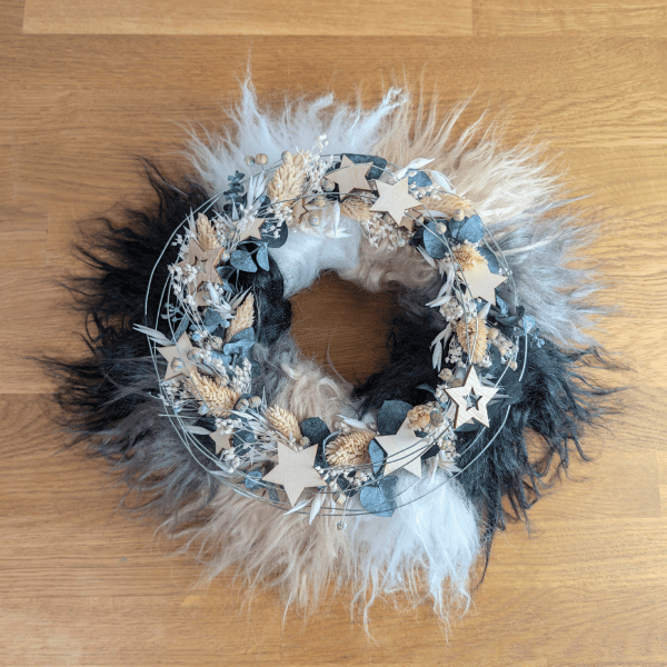 Weihnachtlicher Fellkranz mit Trockenblumen und Holzsternen – 30 cm