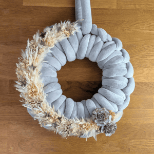 Weihnachtlicher Textilgarnkranz mit Trockenblumen und Holzsternen &ndash; 31 cm