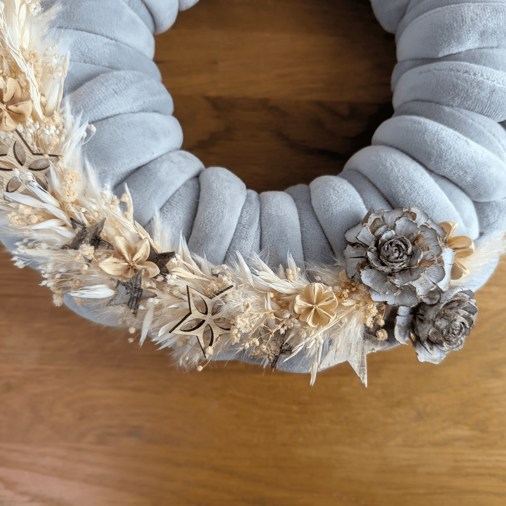 Weihnachtlicher Textilgarnkranz mit Trockenblumen und Holzsternen – 31 cm – Bild 6