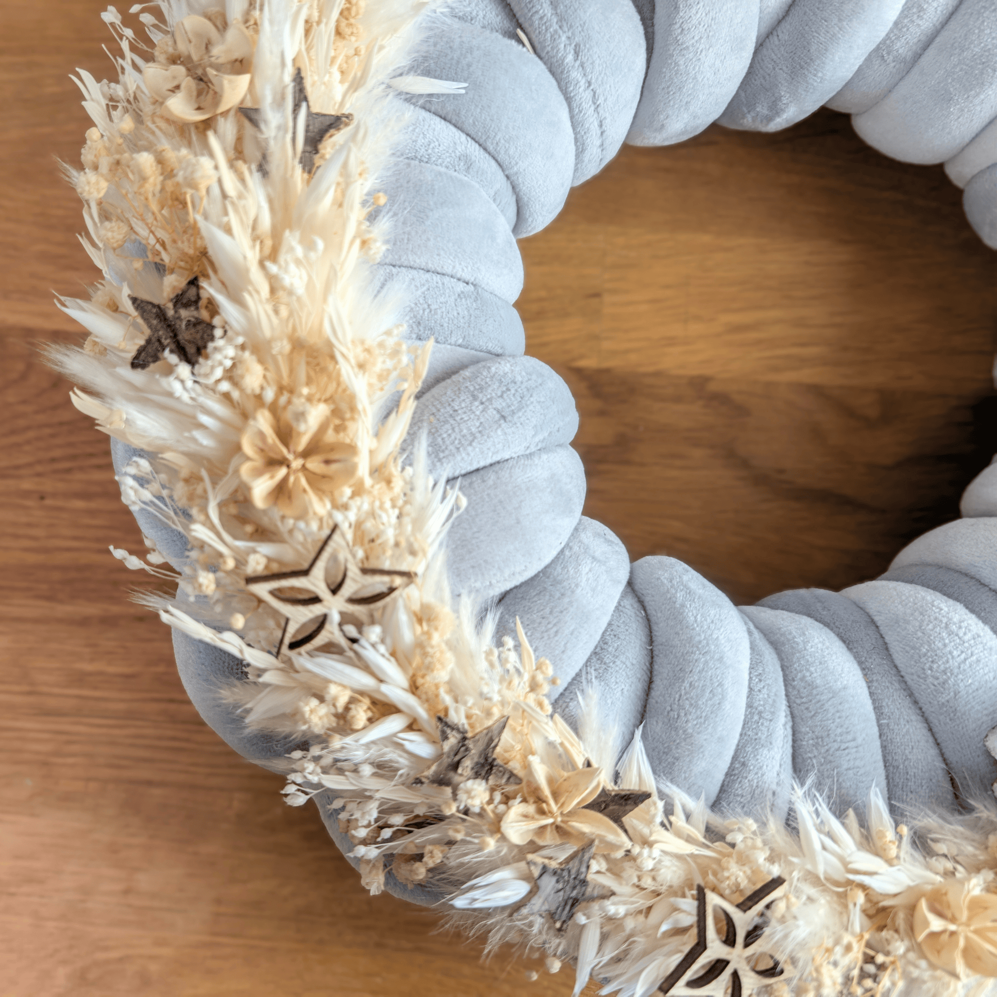 Weihnachtlicher Textilgarnkranz mit Trockenblumen und Holzsternen – 31 cm – Bild 5