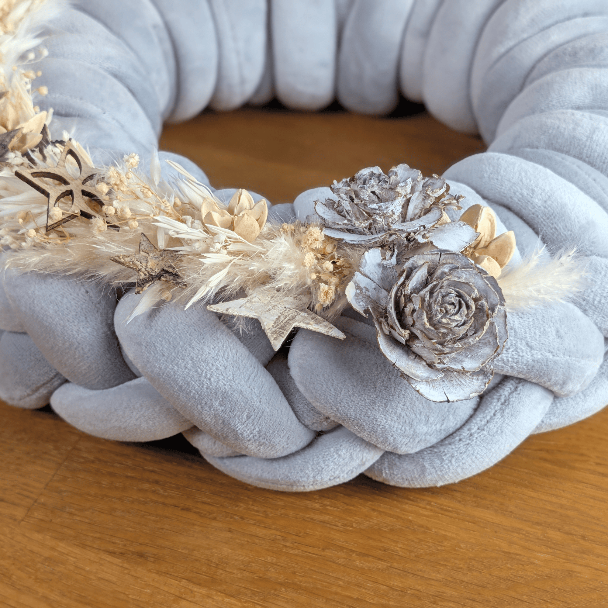 Weihnachtlicher Textilgarnkranz mit Trockenblumen und Holzsternen – 31 cm – Bild 4