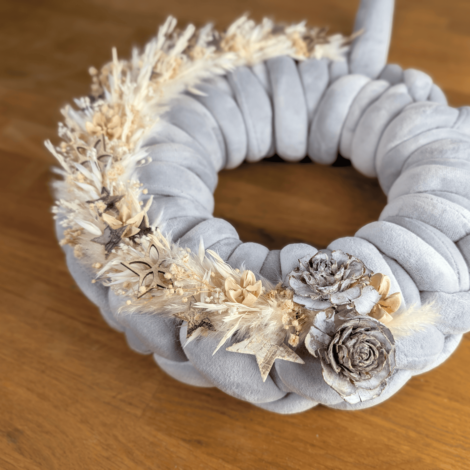 Weihnachtlicher Textilgarnkranz mit Trockenblumen und Holzsternen – 31 cm – Bild 3
