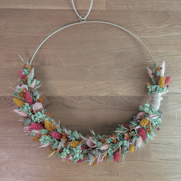 Trockenblumenkranz auf goldenem Drahtring mit Hortensien – 40 cm