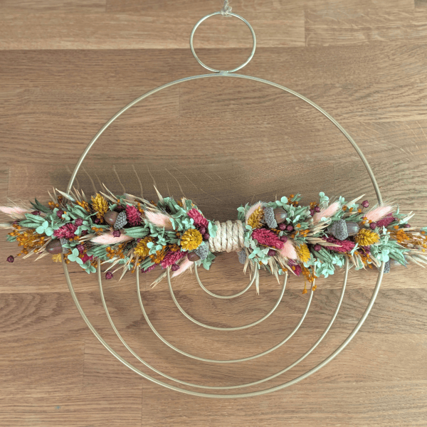 Trockenblumenschmuck auf goldenem Metallornament mit Eicheln – 41 cm