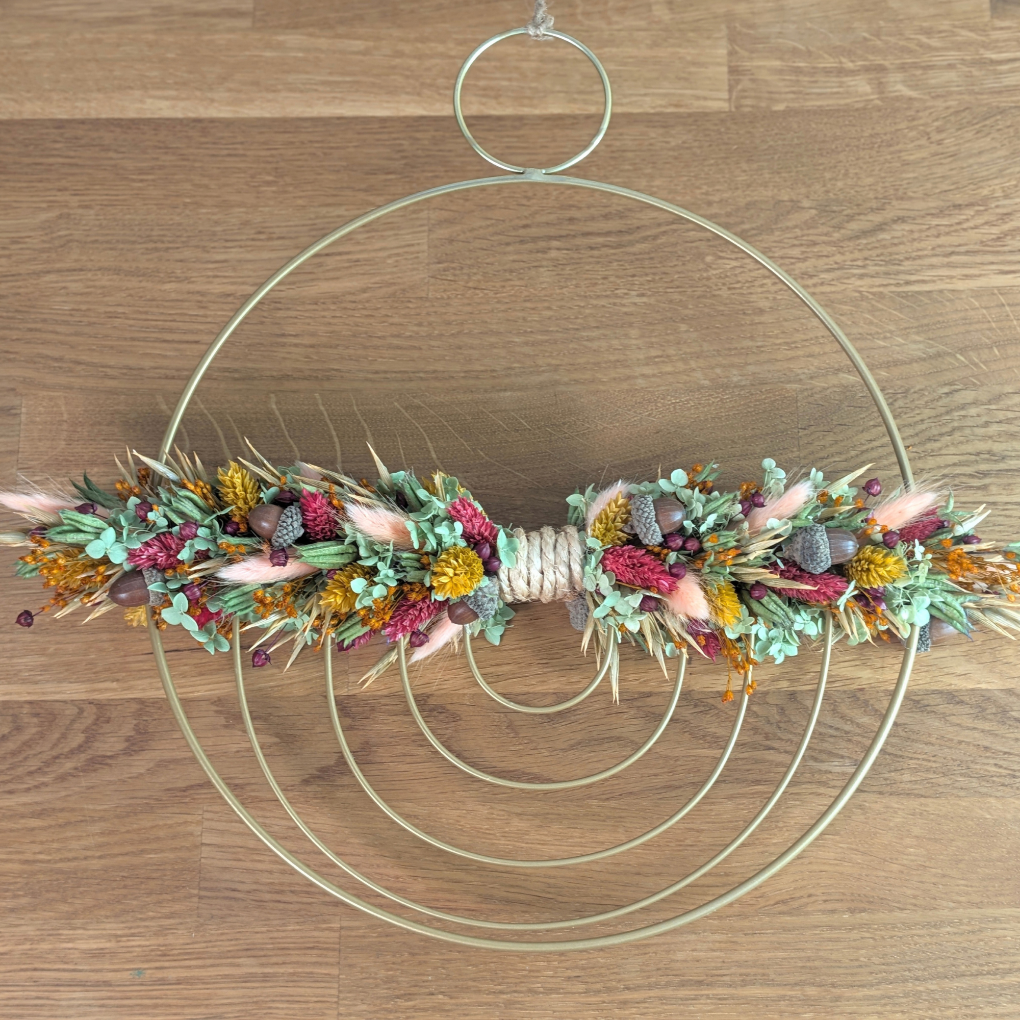 Trockenblumenschmuck auf goldenem Metallornament mit Eicheln – 41 cm