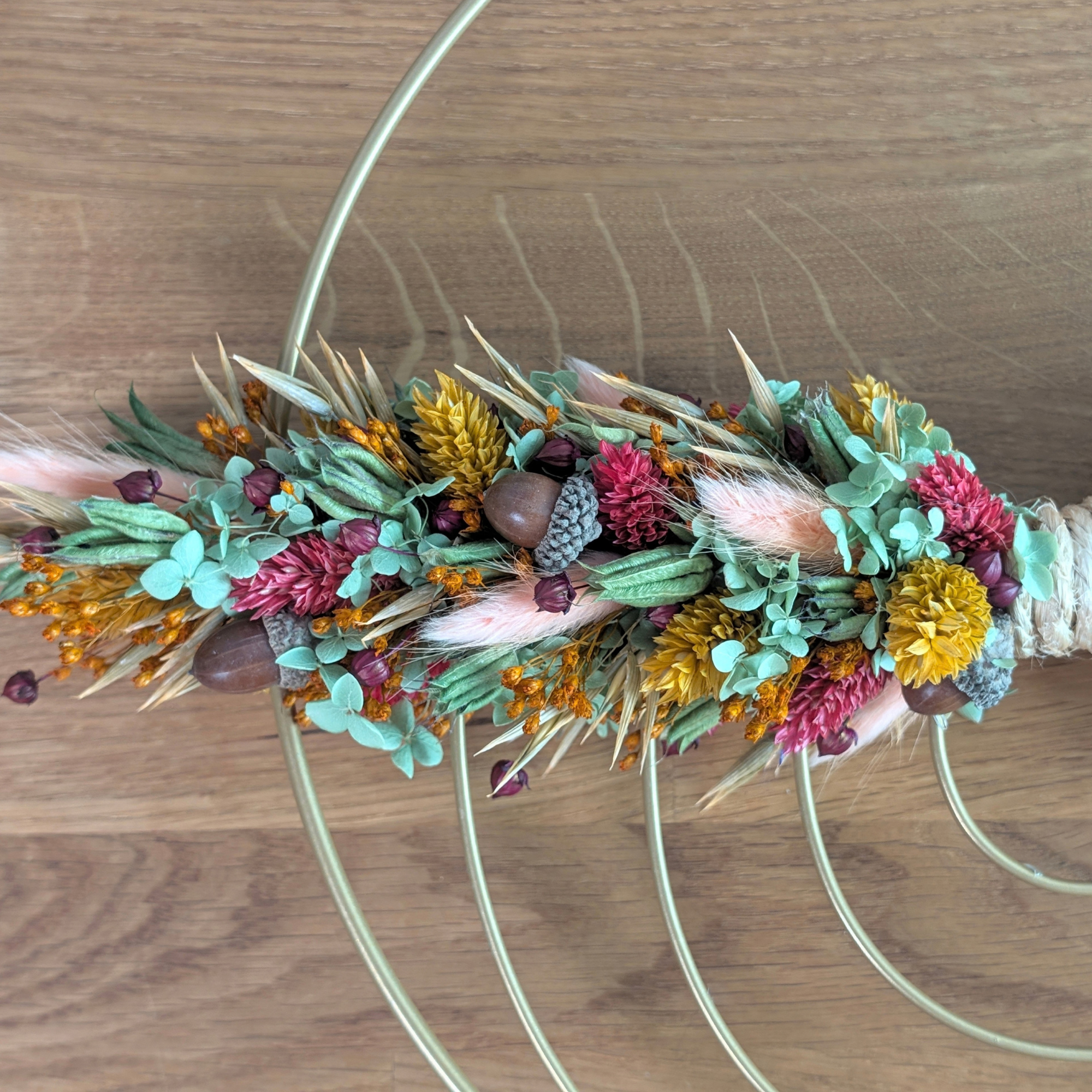 Trockenblumenschmuck auf goldenem Metallornament mit Eicheln – 41 cm – Bild 5