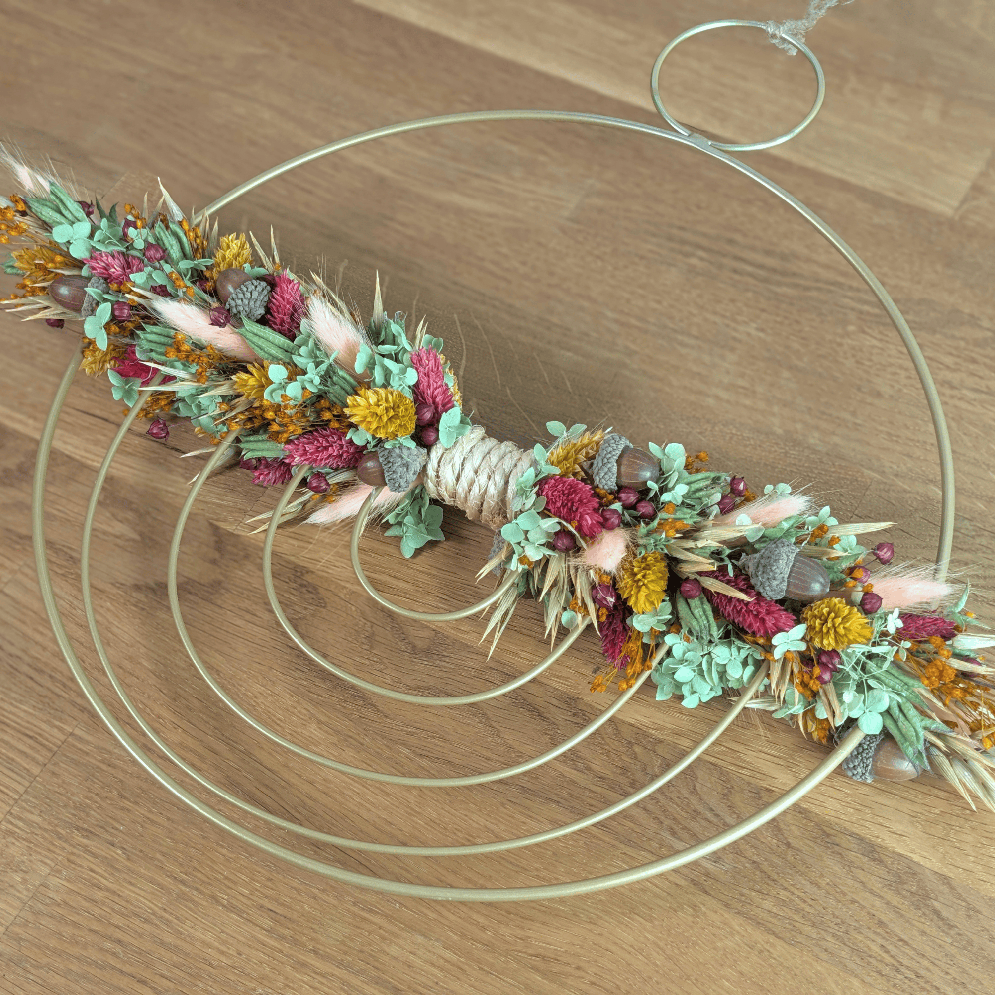 Trockenblumenschmuck auf goldenem Metallornament mit Eicheln – 41 cm – Bild 3