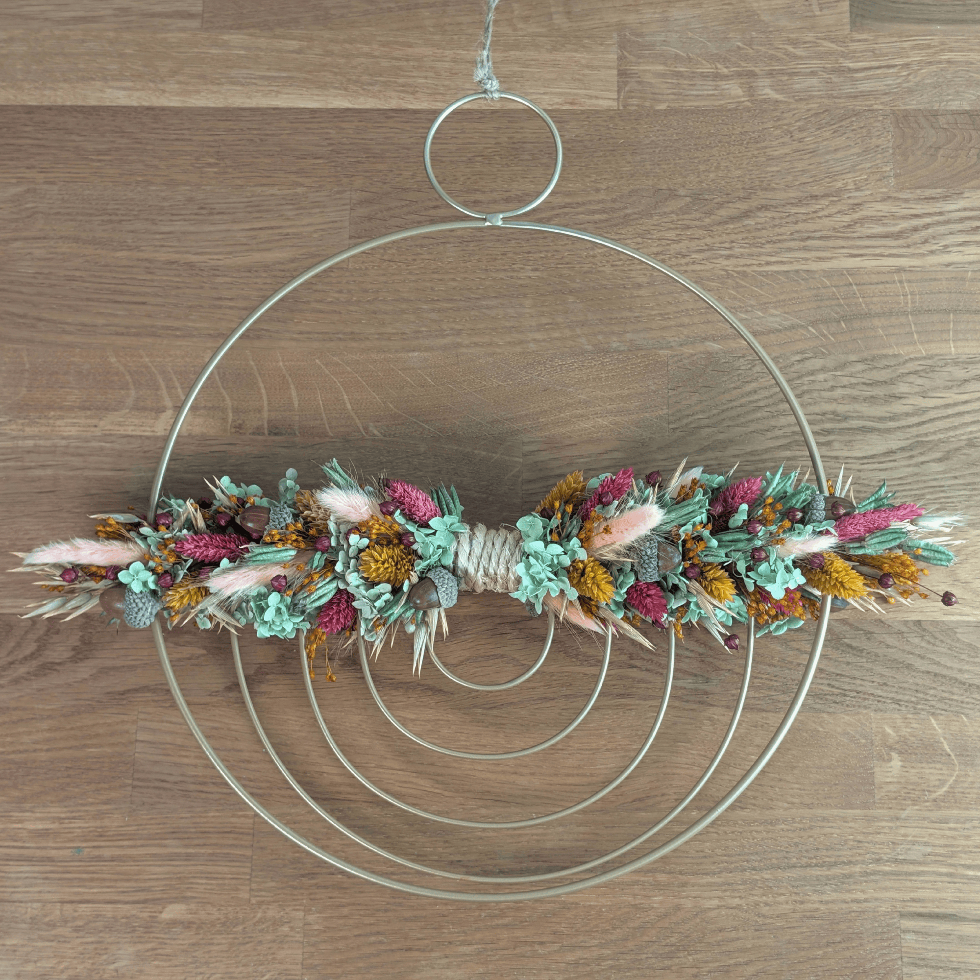 Trockenblumenschmuck auf goldenem Metallornament mit Eicheln – 41 cm – Bild 6