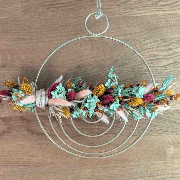 Trockenblumenschmuck auf goldenem Metallring mit Phalaris– 29 cm