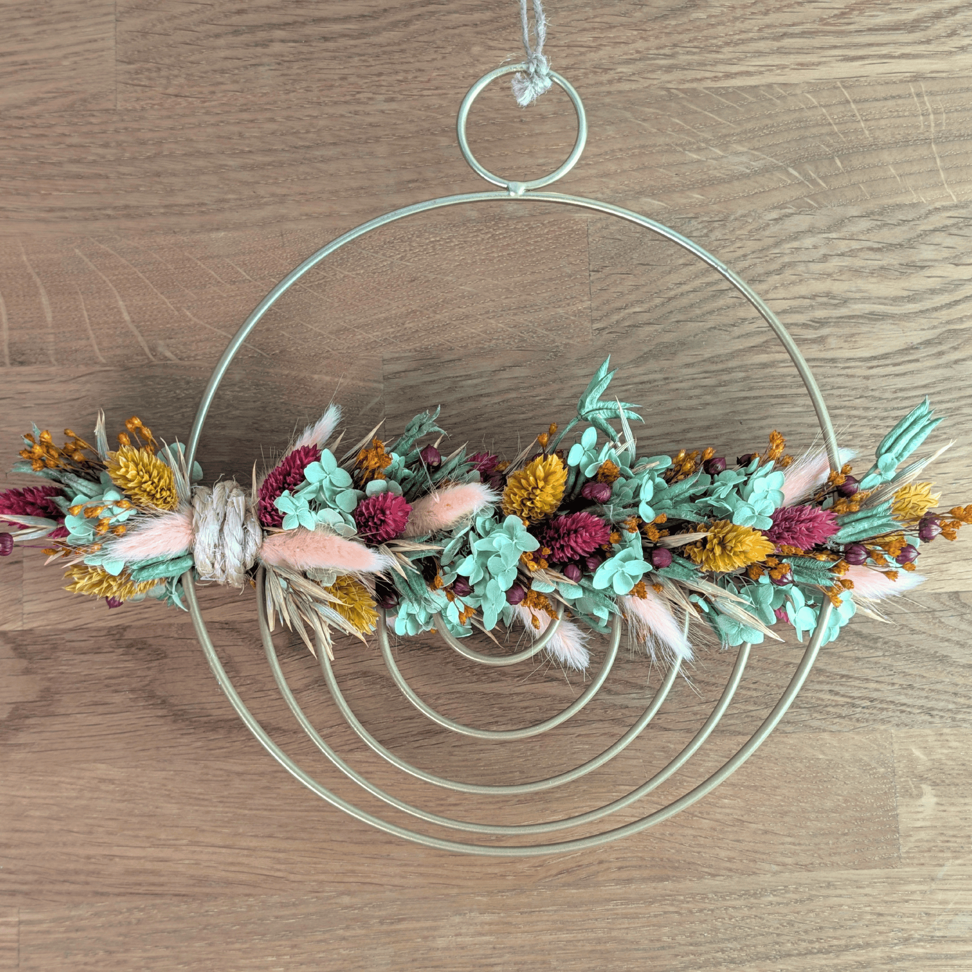 Trockenblumenschmuck auf goldenem Metallring mit Phalaris– 29 cm