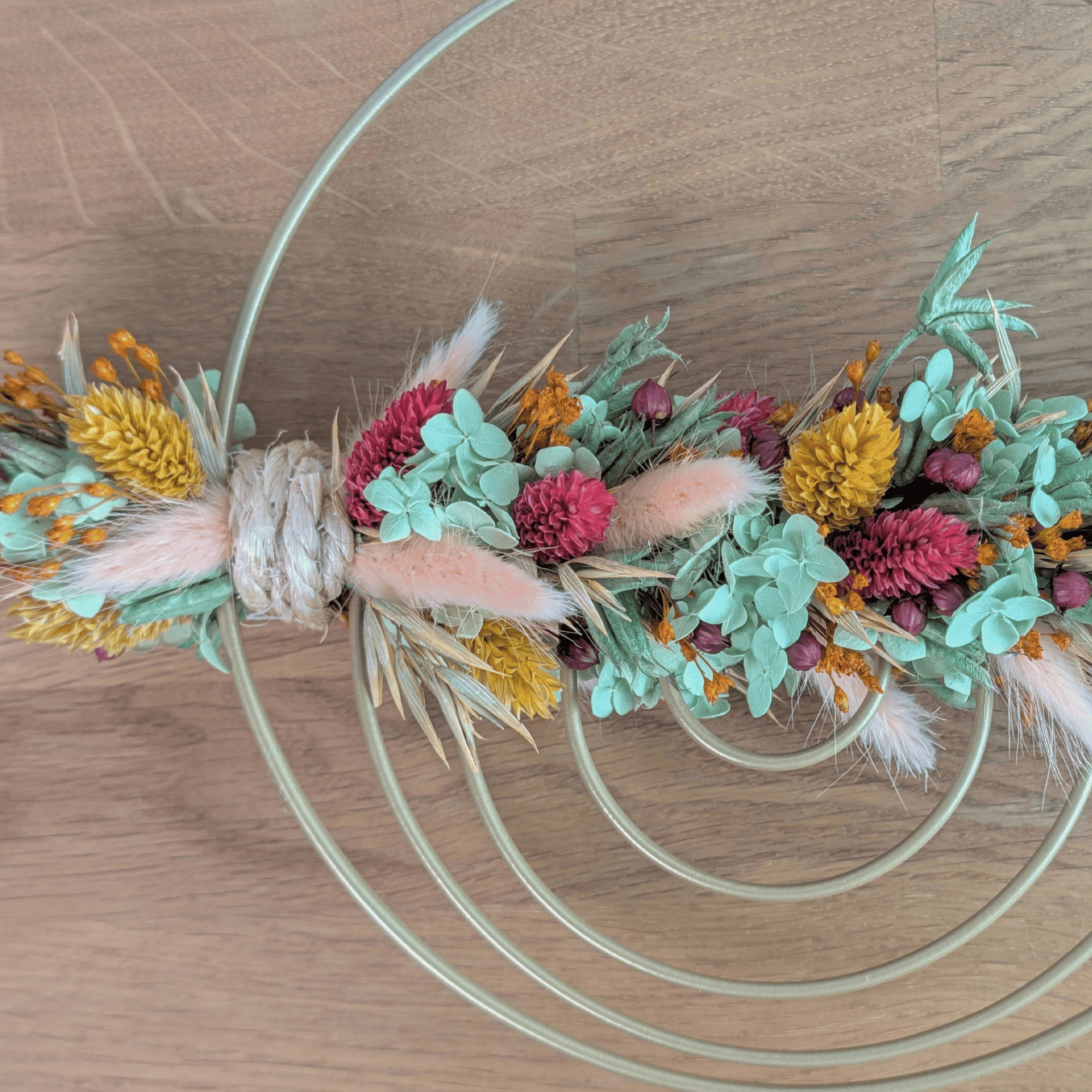 Trockenblumenschmuck auf goldenem Metallring mit Phalaris– 29 cm – Bild 4