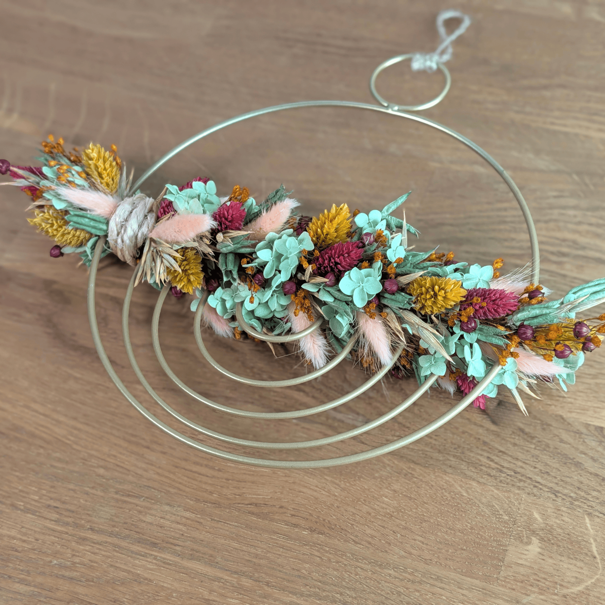 Trockenblumenschmuck auf goldenem Metallring mit Phalaris– 29 cm – Bild 3