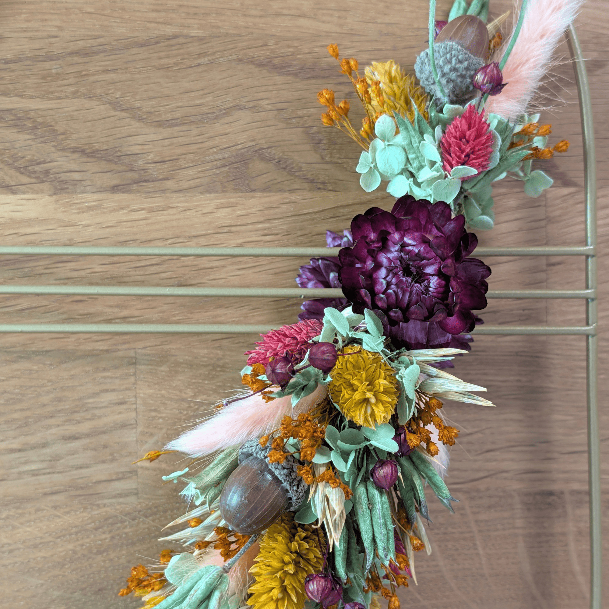 Trockenblumenschmuck auf goldenem Ovalornament – 17,5 × 30 cm – Bild 4