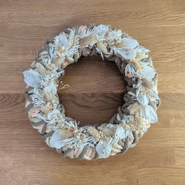 Wollschnurkranz mit Trockenblumen in Braun und Apricot – 30 cm