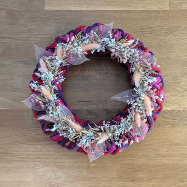 Wollschnurkranz mit Trockenblumen und Skelettblättern in Lila und Rosa – 30 cm